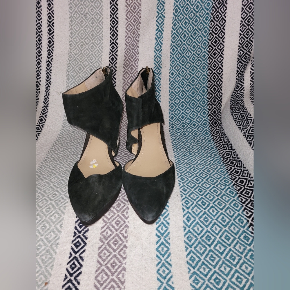 BCBG BLACK WEDGE HELL SHOE